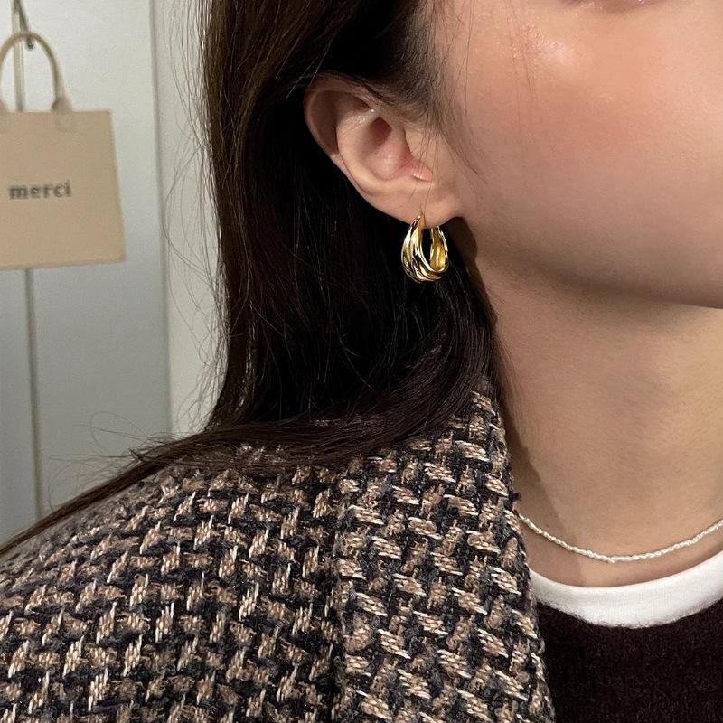 Vintage Irregular Pleated Earrings Female Lava Earrings Temperament Niche Design Sense Ins Wind Elegant Simple Lightweight Minimalist Hoop Earrings
