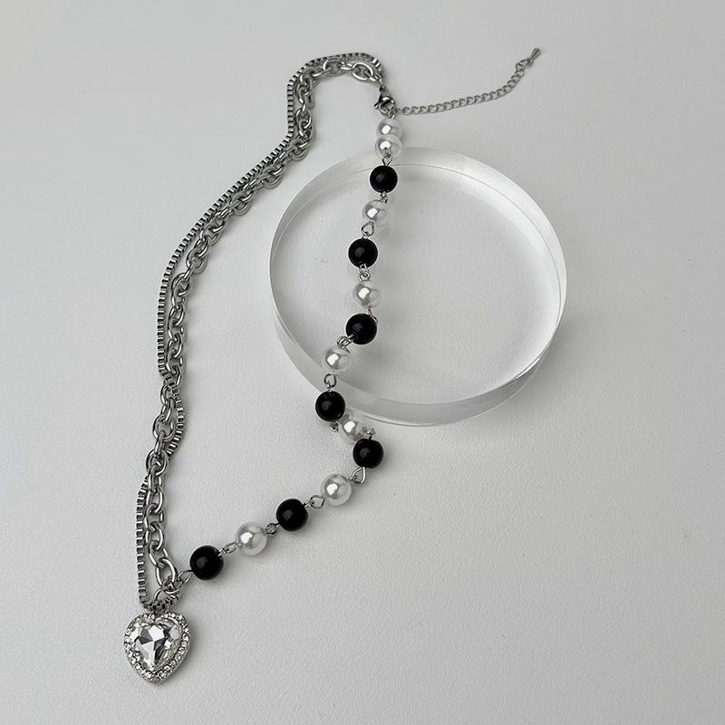 Black and White Pearl Splicing Two Pieces of Love Necklace, Female Tide Niche Design, Sweet and Cool Style Collarbone Chain, Sweater Chain Accessories