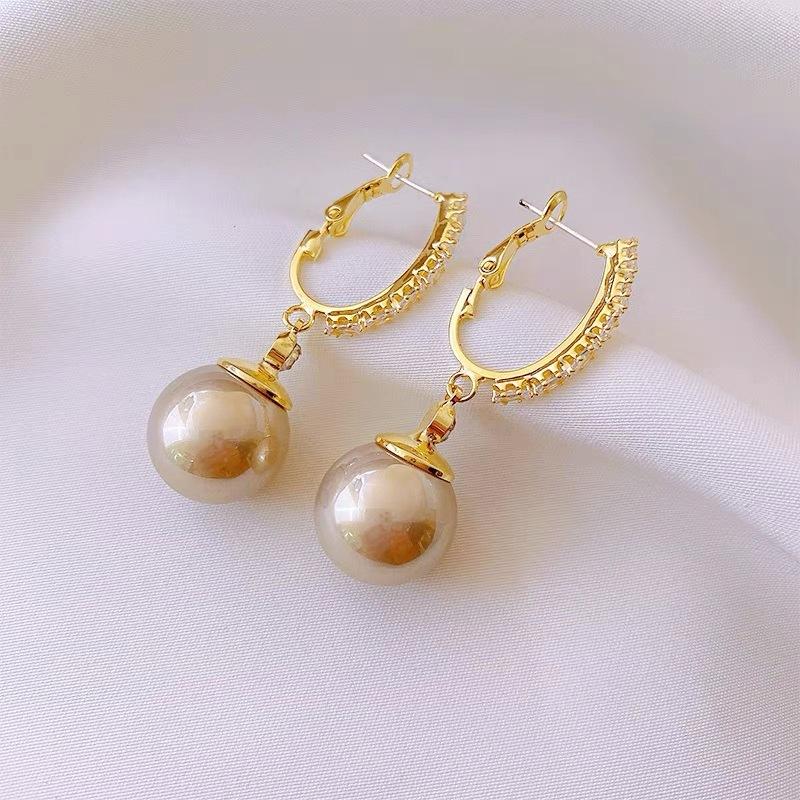 

Коллекция 2023 Осень Серьги с камнем «кошачий глаз» Подчеркните прохладу и стиль утонченностью