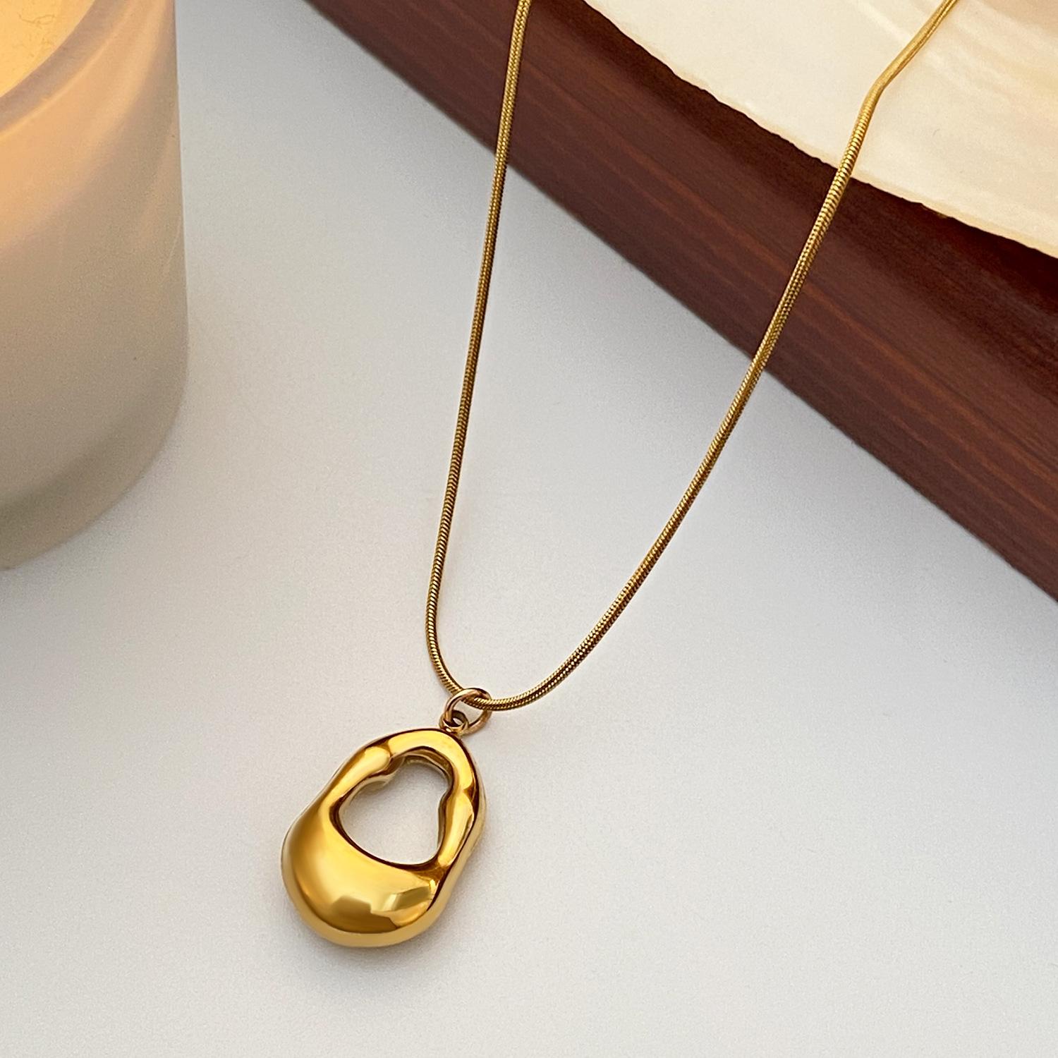 

Hollow water drop necklace women s French simple daily commute versatile high-sense collarbone chain light luxury design sweater chain