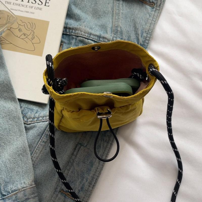 Casual simple small bag women's 2025 autumn and winter new nylon mobile phone bag versatile fashion personalized messenger