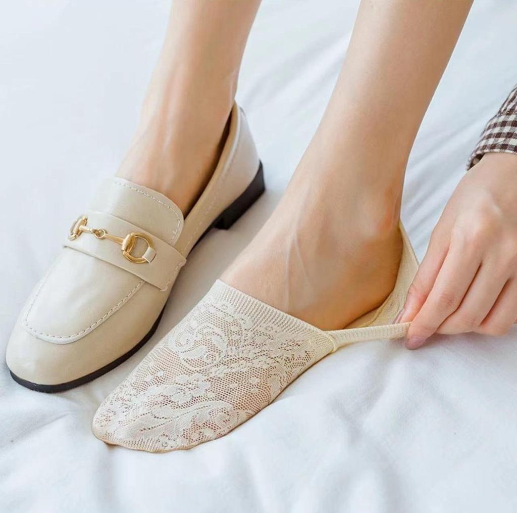 New Summer Women's Lace Boat Socks with Silicone Grip, Breathable Mesh Design and Invisible Finish.