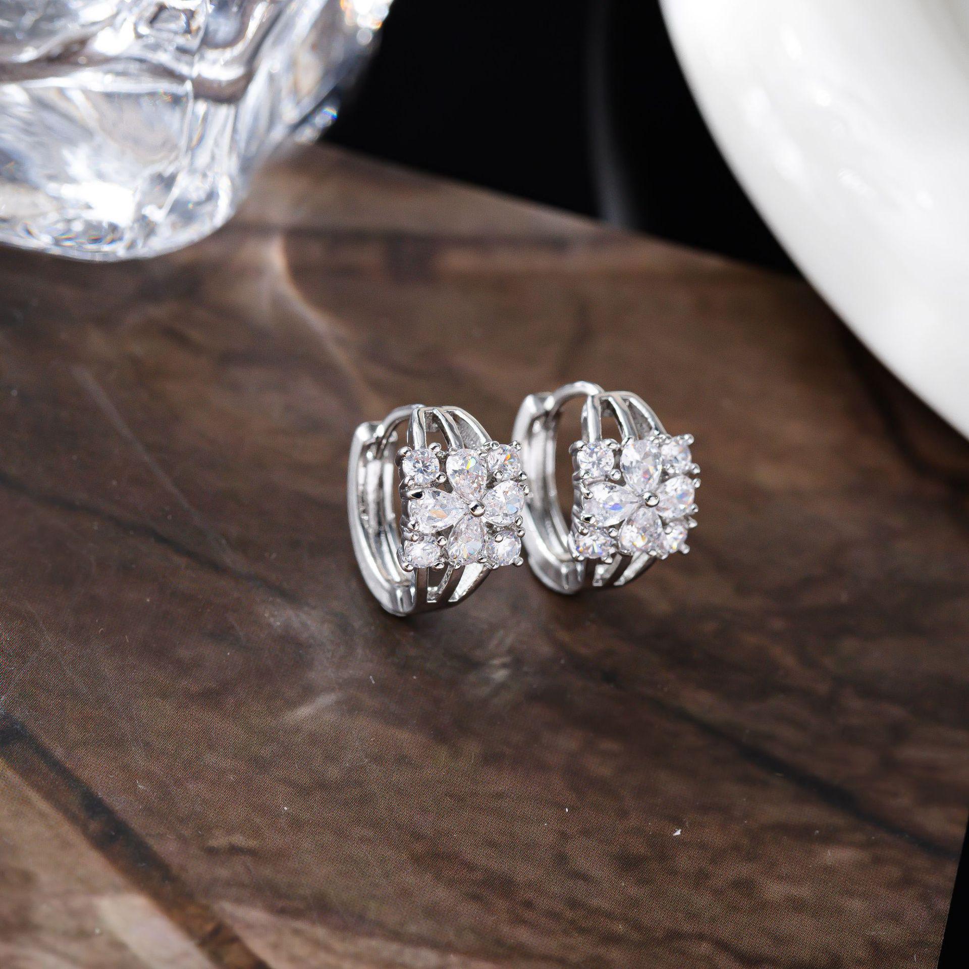 Elegant Zirconia Four-Leaf Clover Earrings - Light Luxury High-Class Design