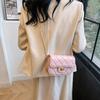 Neue Frühlingsmode 2024: Kleine Damen-Handtasche im angesagten Rhombus-Ketten-Design