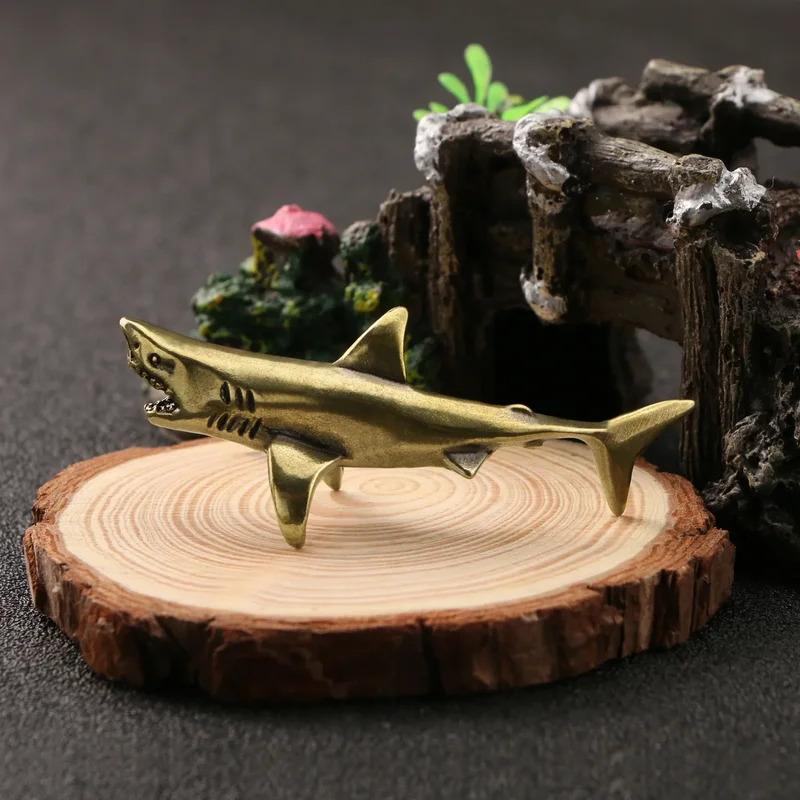 Latón Tiburón Pequeño Adorno Animal Metal Figurine Mascota de Té Decoración de Escritorio Oficina Colección de Artesanías Decoración del Hogar