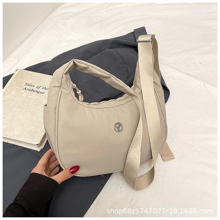 

Casual large capacity crossbody dumpling bag women s 2025 new fashion commuter shoulder bag niche commuter canvas bag грязно-белый