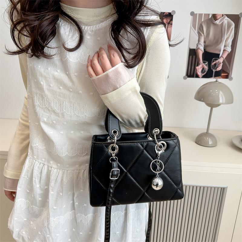 French Niche Light Luxury Bag Women's 2025 New Popular High-end Shoulder Messenger Bag Foreign Style Portable Princess Diana Bag