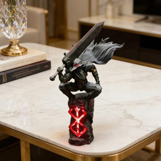 Figurka Szermierza z Bronią Statuetka na Biurko ze Wbudowanym Oświetleniem LED Figurka Anime z Żywicy Rzeźba Kolekcjonerska Zabawka do Dekoracji Biurka Domowego