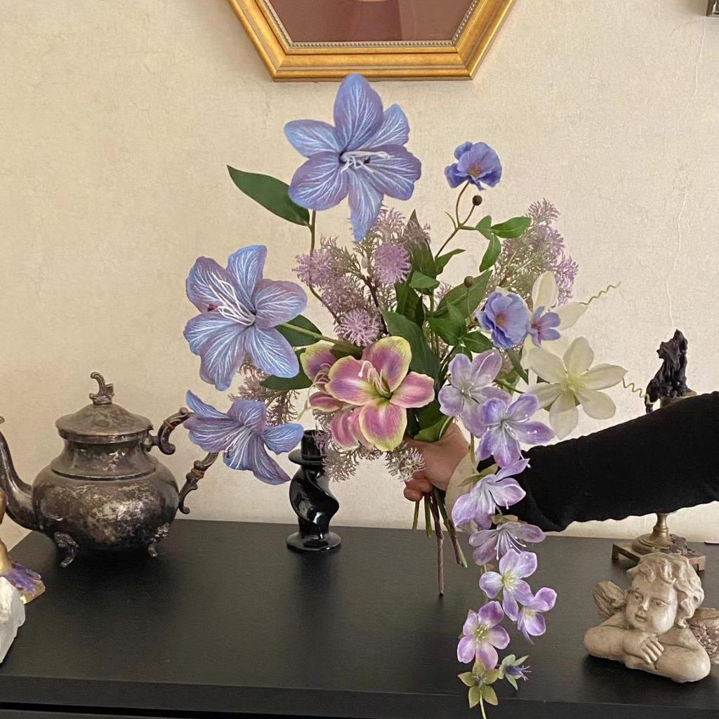 Grădina lui Monet Flori Artificiale Mov: Aranjament Decorativ pentru Fotografii și Vitrine.