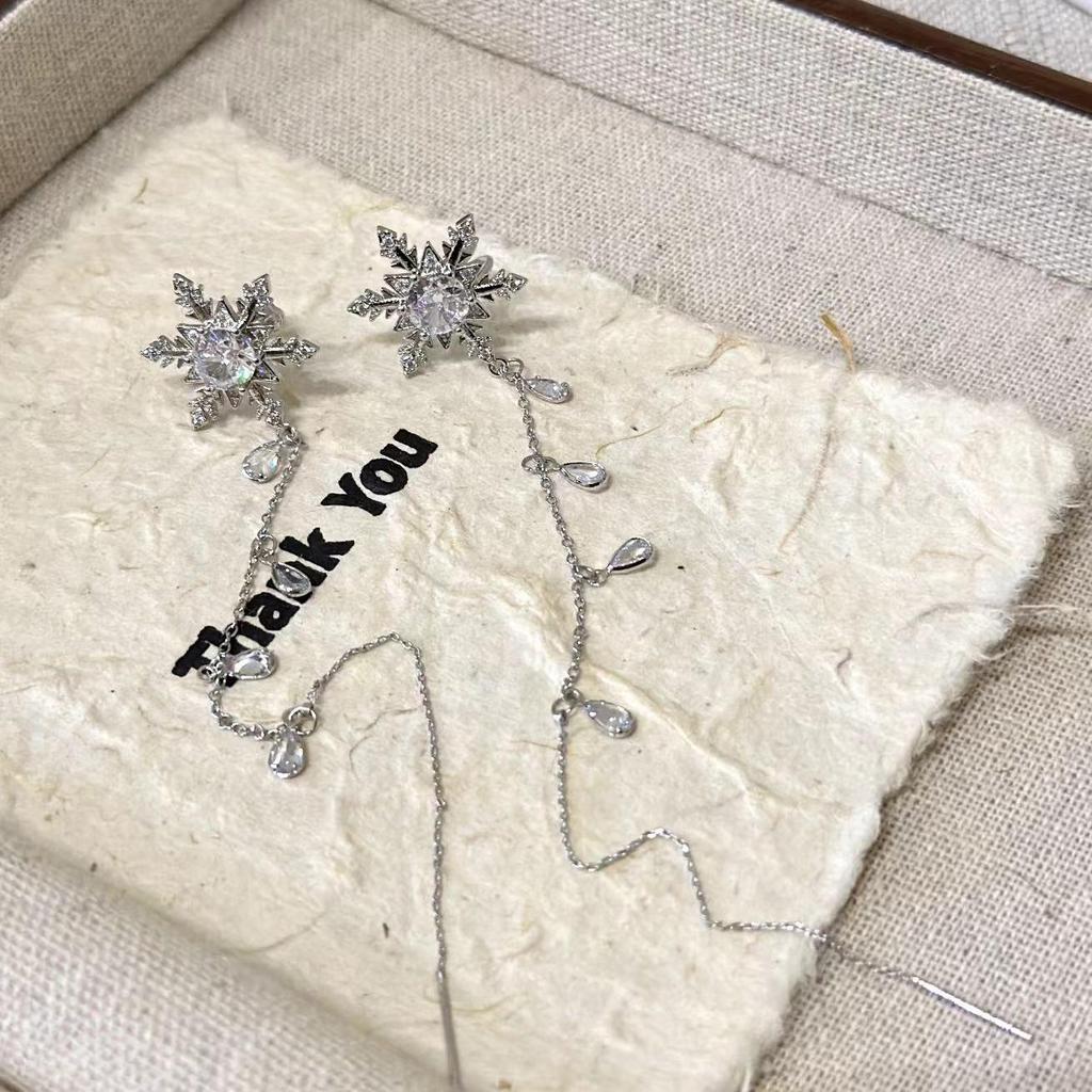 Zircon Snowflake Tassel Ear Cuff: Luxurious Design for Women
