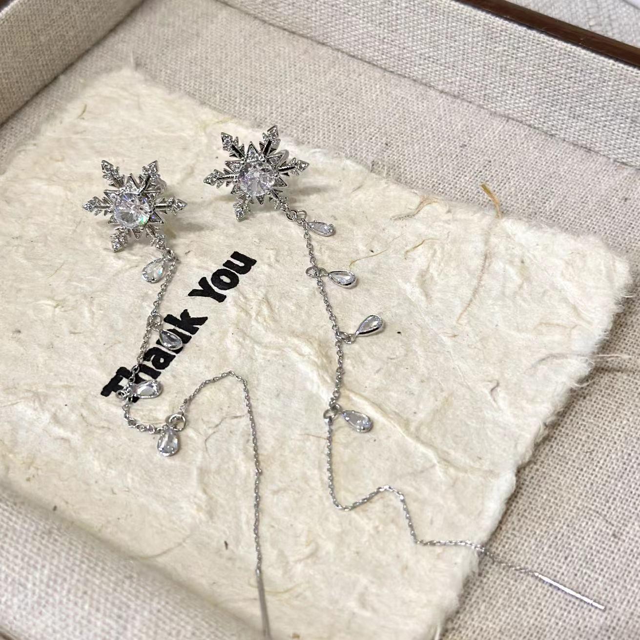 

Циркониевая серьга-кафф с кисточкой в виде снежинки: Роскошный дизайн для женщин