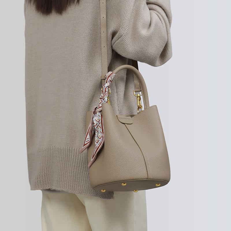 New Large Capacity Handbag High End Crossbody Versatile One Shoulder Commuting Women's Bag