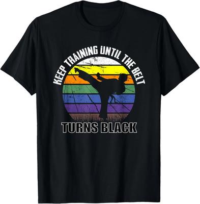 Trainiere weiter, bis der Gürtel schwarz wird Karate Kurzarm-T-Shirt