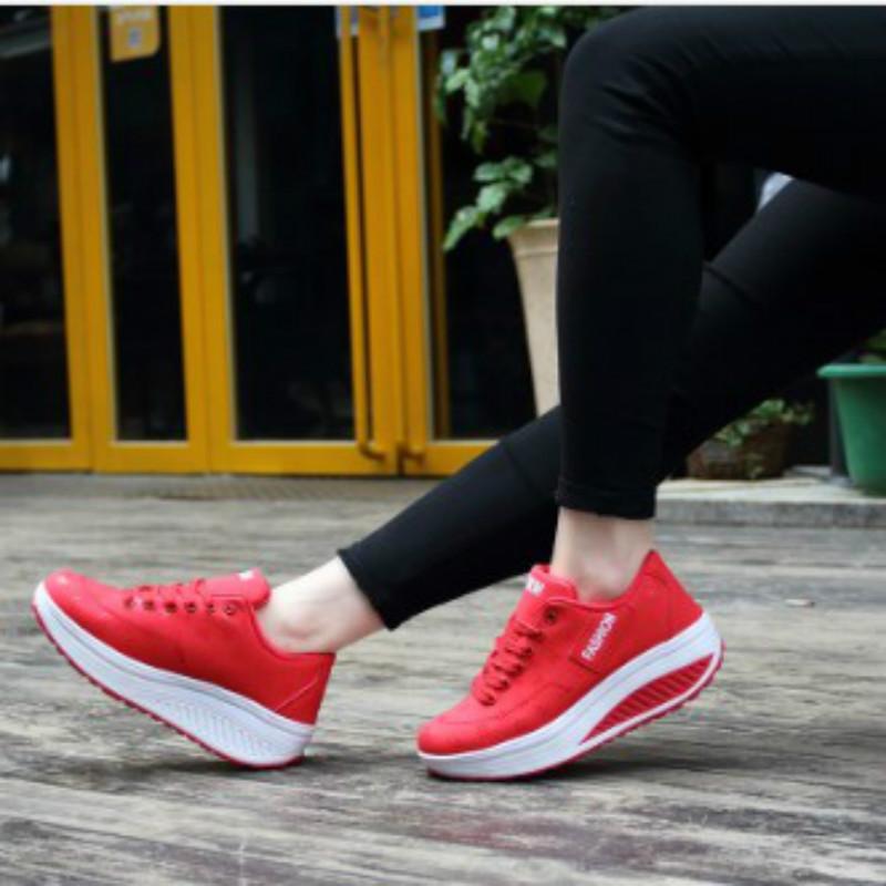 

Черные кроссовки на толстой подошве с внутренней платформой, женская обувь, новые осенне-зимние бархатные маленькие спортивные туфли 35 красный