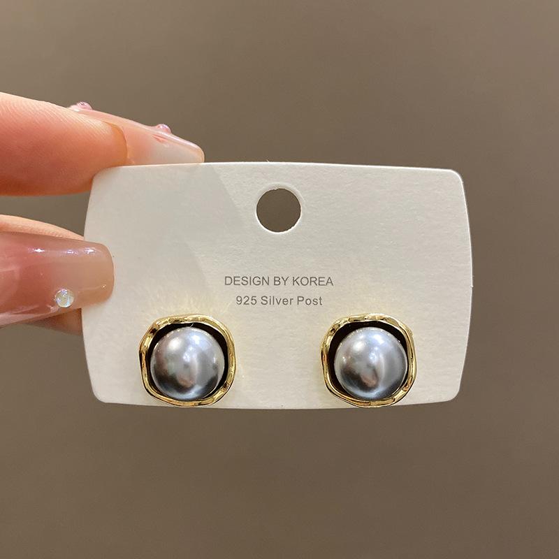 

Vintage Classic Charm Gray Pearl Stud Earrings for Women Temperament Gold Color Geometry Korean Fashion Zircon Accessories Gift