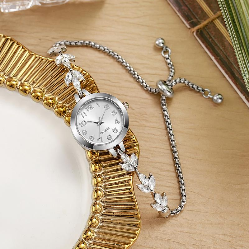 Chic Clover Women's Watch with Diamond Bracelet and Interchangeable Band