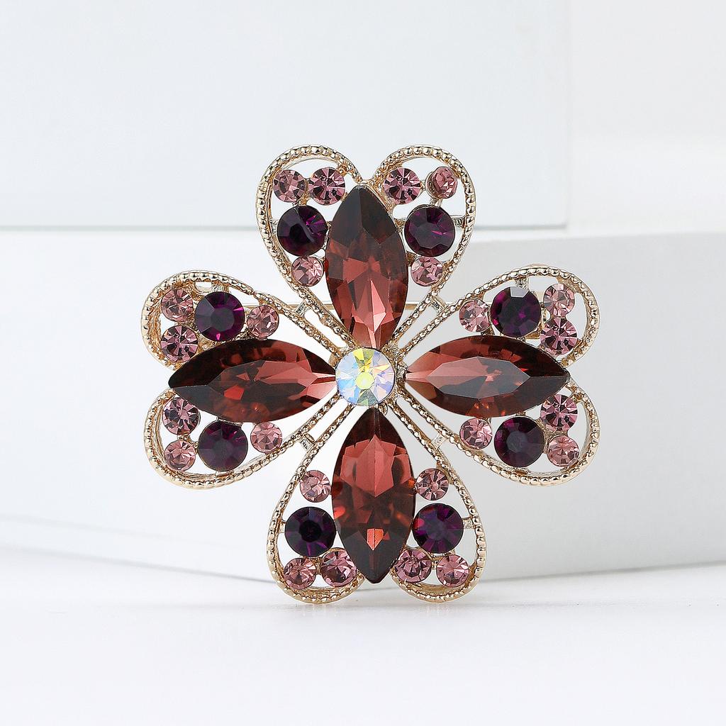 Stylish Rhinestone Hollow Four Leaf Clover Brooches for Women Plant Pin Event Party Backpack Decoration Clothes Accessories