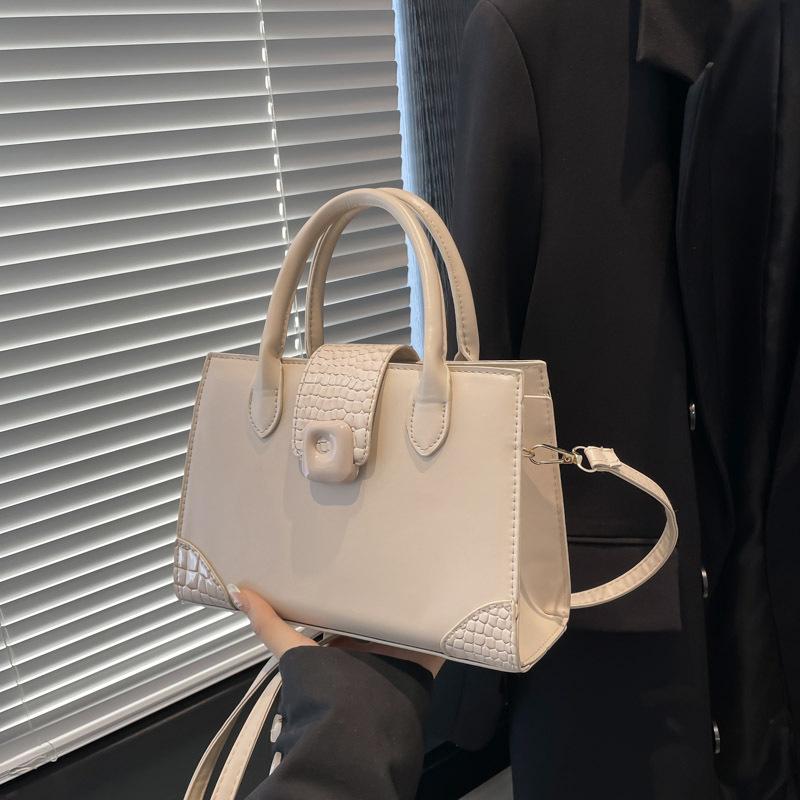 

High-value fashion handbag 2025 spring new niche design versatile ins shoulder messenger bag small square bag хаки