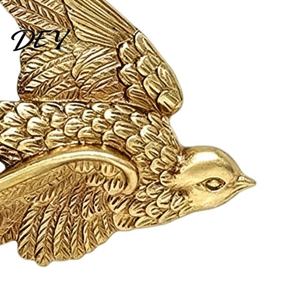 Retro Style Wall Art Gold Swallow Decor, Resin Flying Bird Sculpture, Vintage Living Room Decoration 3D for Bedroom Home Decor Bronze Ornament