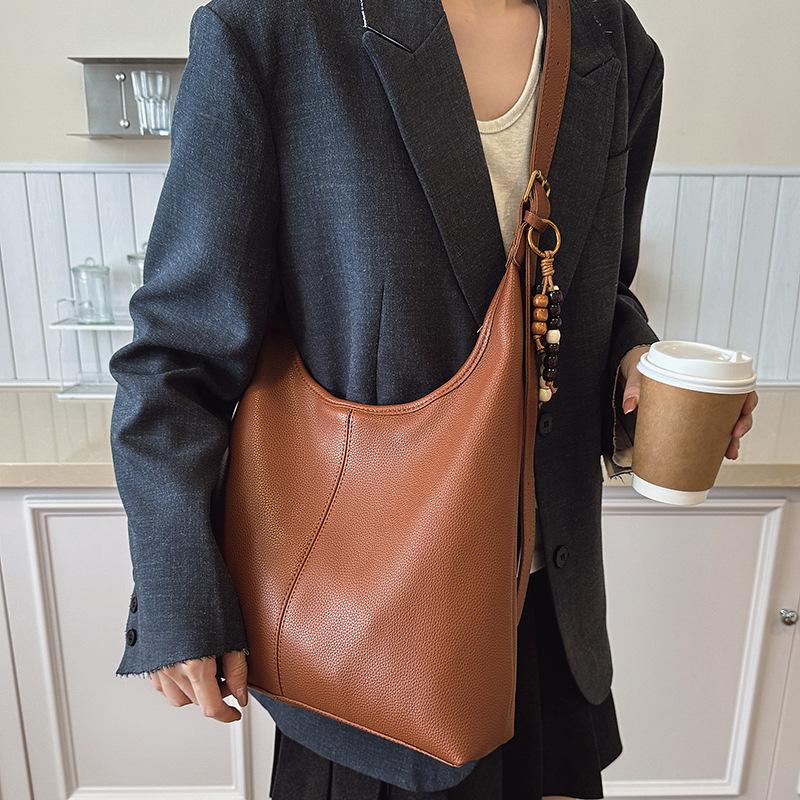 Large capacity underarm bag women's 2025 new autumn and winter retro shoulder bag, high-end versatile commuter tote bag