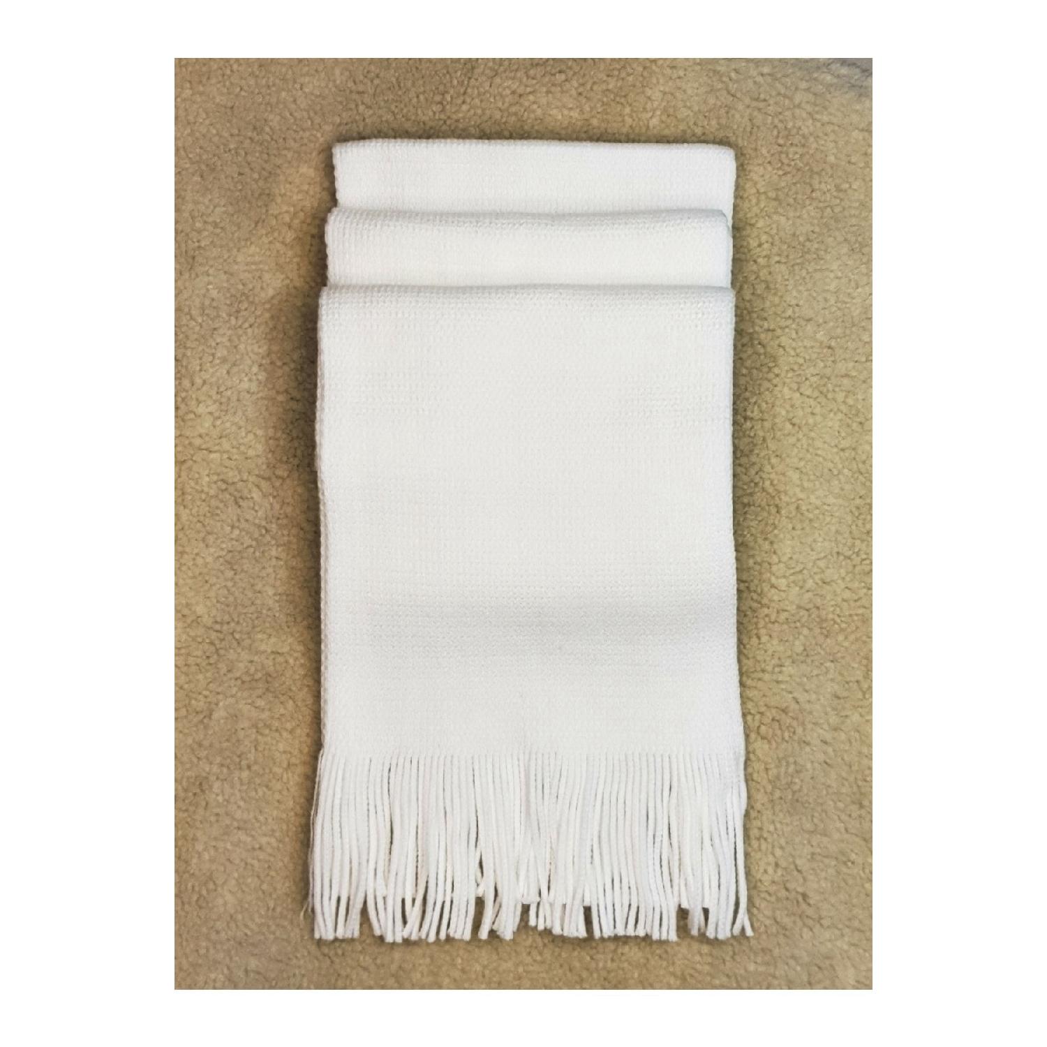 

Plain White Scarf With Tassels белый