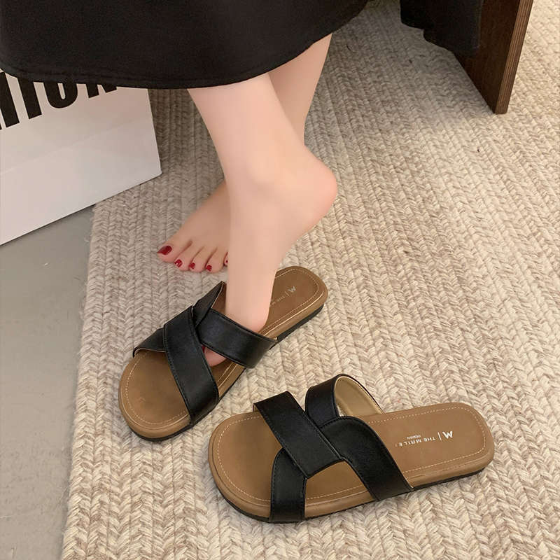 Retro niche flat-bottomed slippers women's summer 2025 new French soft-soled outer wear ins beach cross sandals