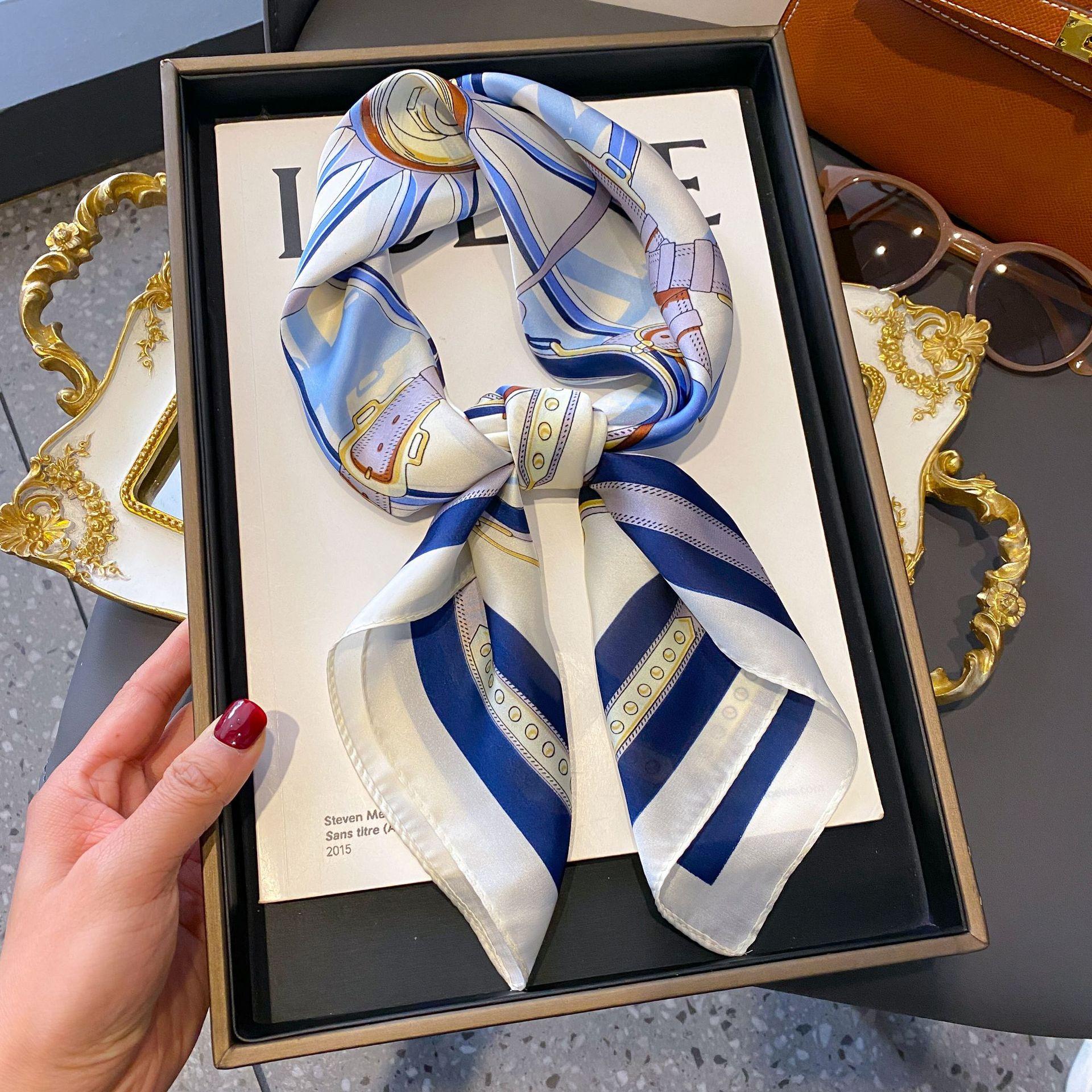 

Women s 70*70cm Small Square Scarf, Retro And Versatile, Perfect For Spring And Summer, With A Sophisticated Print. One Size