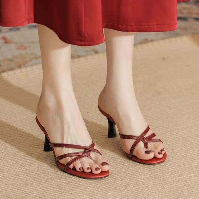 2026 Nowe Seksowne Czerwone Szpilki Nowoczesne Kapcie Damskie Przytulne Skórzane Okrągłe Otwarty Nosek Letnie Klapki Buty Mule Damskie Sandały