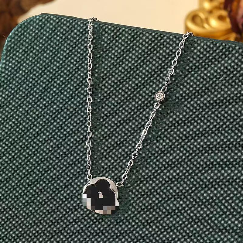 

18K Gold-Plated Titanium Four-Leaf Clover Bracelet - Versatile, Non-Fading, Light Luxury Fashion with Shell Accents