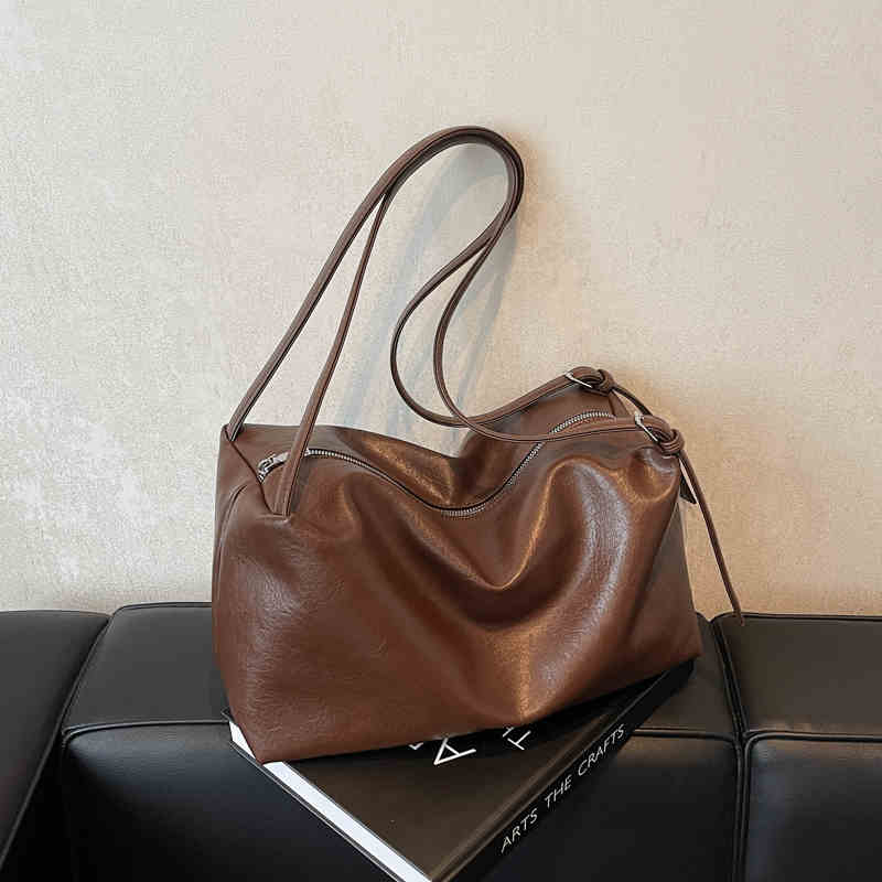 

Retro Large Capacity Soft Leather Travel Tote Bag for Women 2026 New Fashi Commuter One Shoulder Bag Leisure Handbags (30cm<Max Length<50cm)