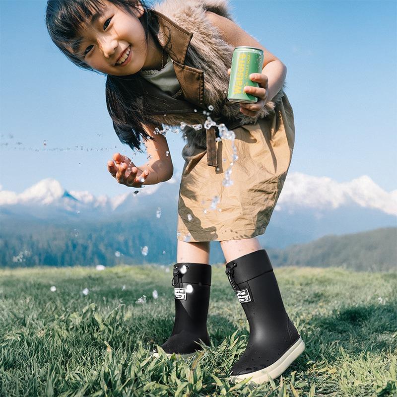Children's outdoor bundle waterproof shoes fashionable boys and girls rain boots children's high soft-soled rubber rain shoes factory