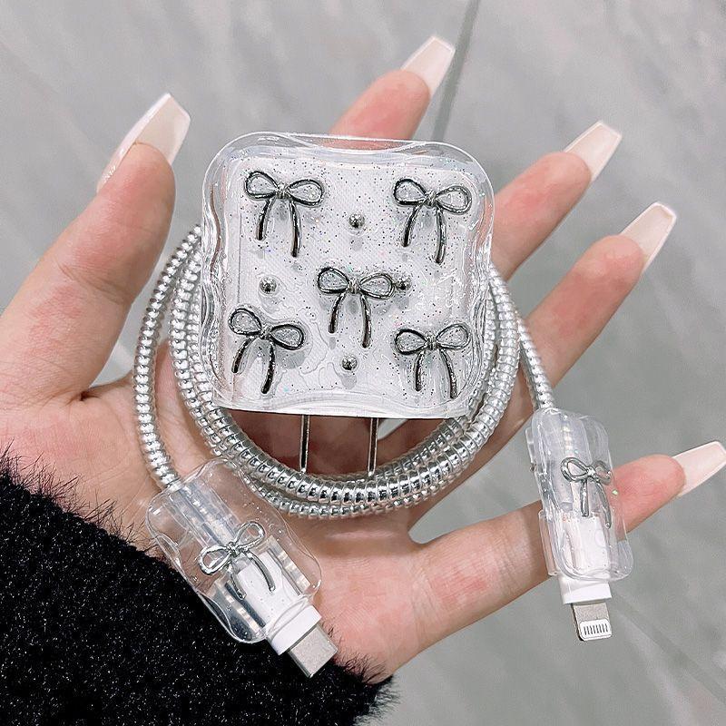 

Четырехкомпонентная защита зарядки, защита кабеля передачи данных, защитная крышка для зарядного блока, серебристая сборка-бантик, подходит для зарядного устройства iPhone 18/20 Вт