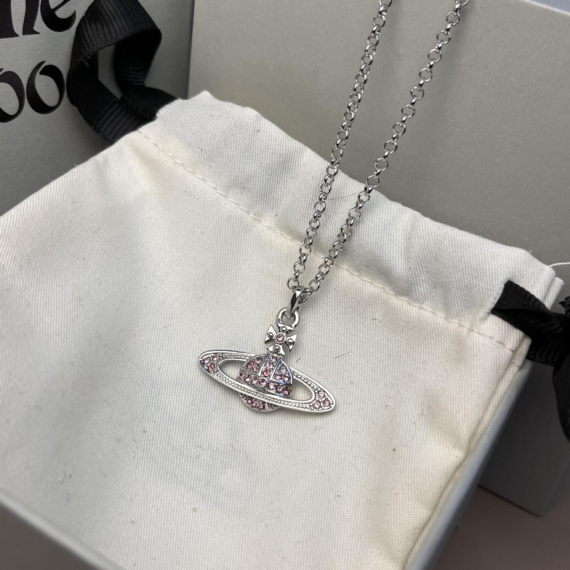 Цепочка «Сатурн» из титановой стали в стиле «императрица-вдова» с бриллиантами на ключице.