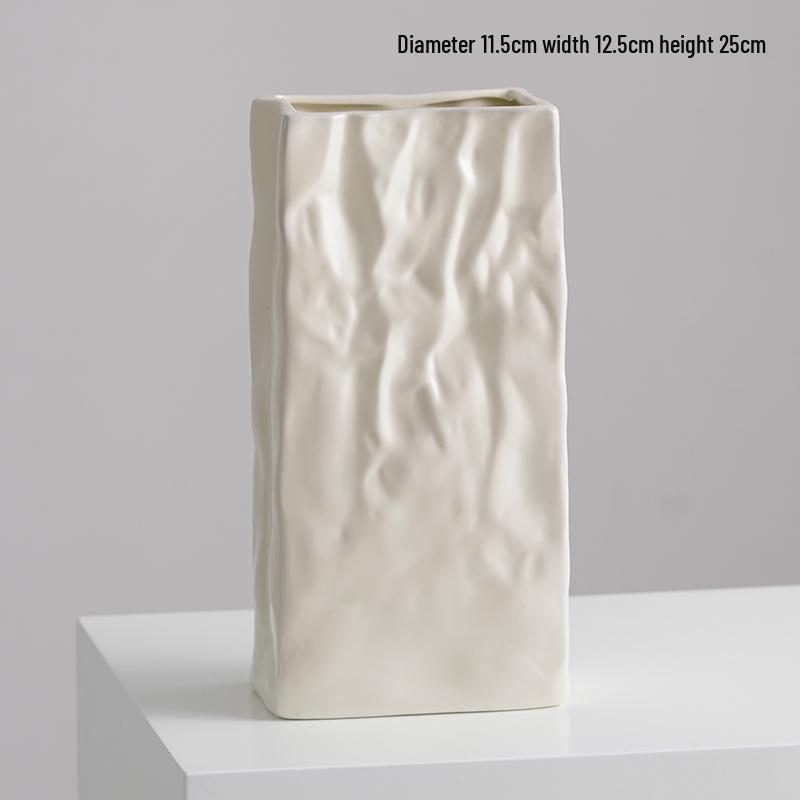 Skandynawski biały ceramiczny wazon na suszone lub świeże kompozycje kwiatowe w wystroju salonu