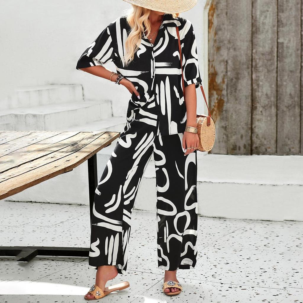 Conjunto feminino de calça e blusa de manga curta, modelagem slim, ideal para primavera e verão, perfeito para férias, uso casual e confortável. Confortável e versátil, em cores sólidas e corte reto.