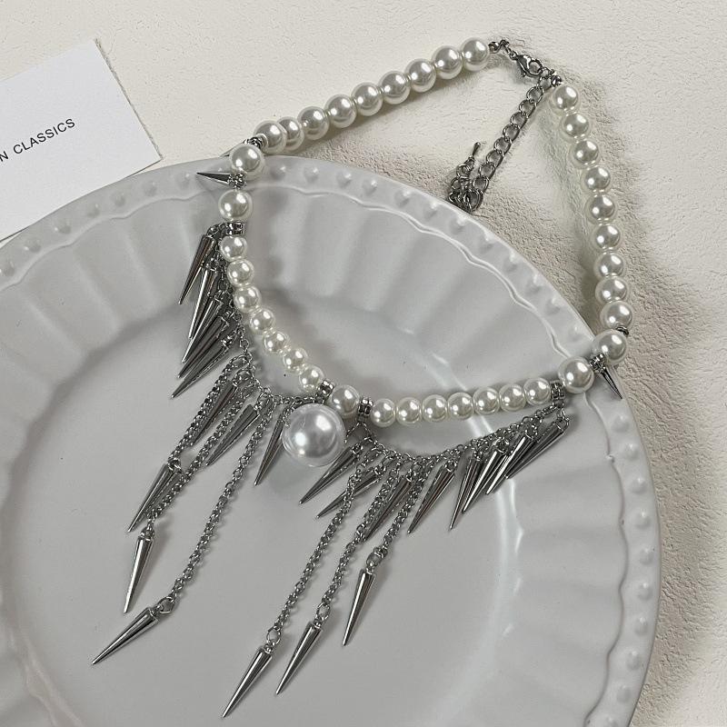 Light luxury niche personality rivet fringed pearl necklace female tide cool fashion temperament design advanced sense collarbone chain