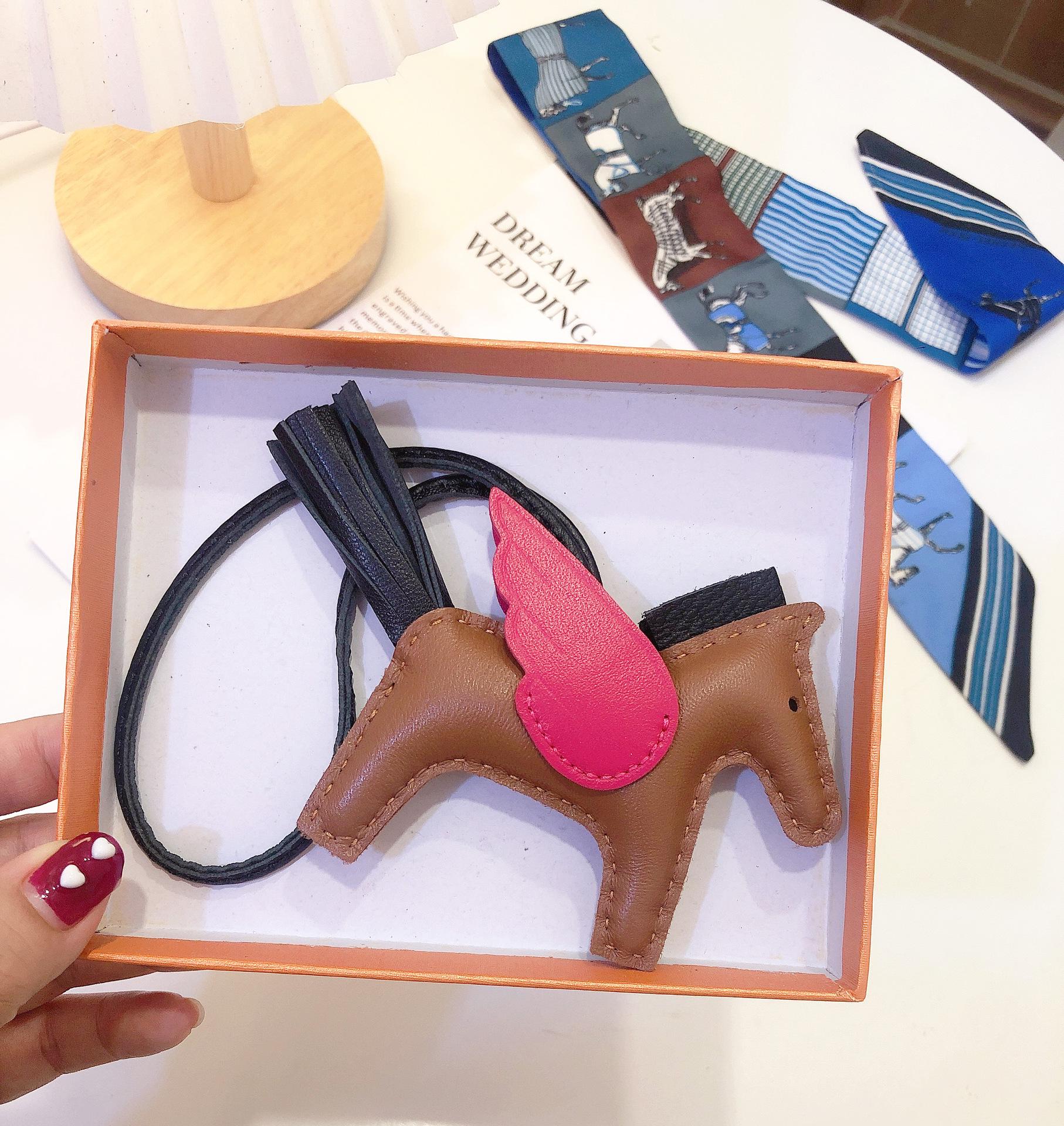 

Ангел Пегас Ручної Роботи Шкіряний Брелок - Мила Жіноча Прикраса для Сумки та Брелок для Ключів Автомобіля