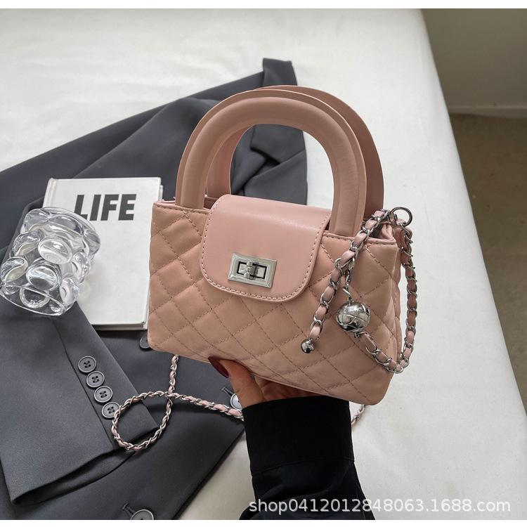 

Fashion diamond chain portable small bag women s 2025 new niche design messenger bag popular commuter shoulder bag розовый