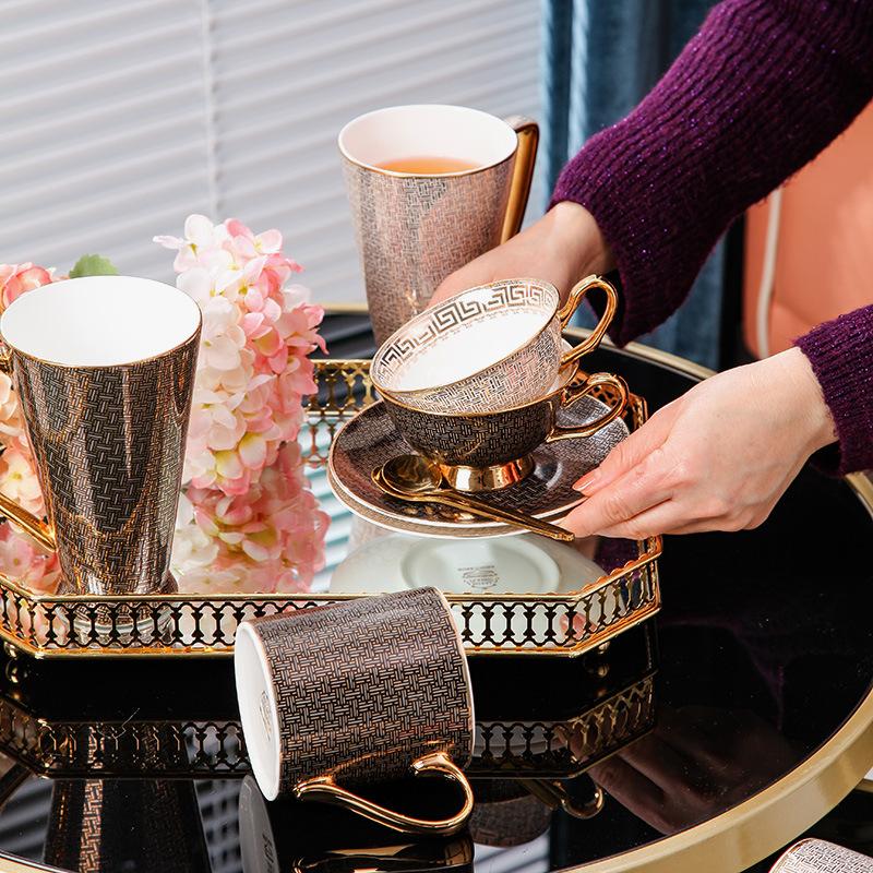 Evropská kávová sada Kostěný porcelán Šálek a podšálek Kávový set Retro Luxusní porcelánový šálek Na narozeninový dárek Párová sada S dárkovou krabičkou