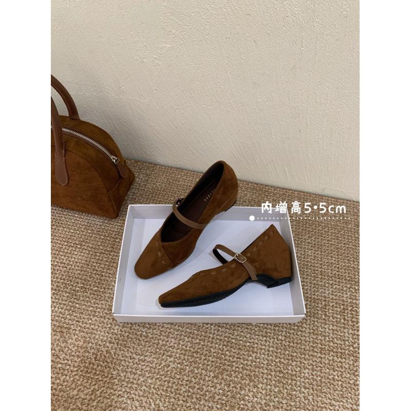 

2025 retro one-word buckle with Mary Jane shoes French handmade car line square head inner height increase shallow mouth single shoes women 39 светло-коричневого
