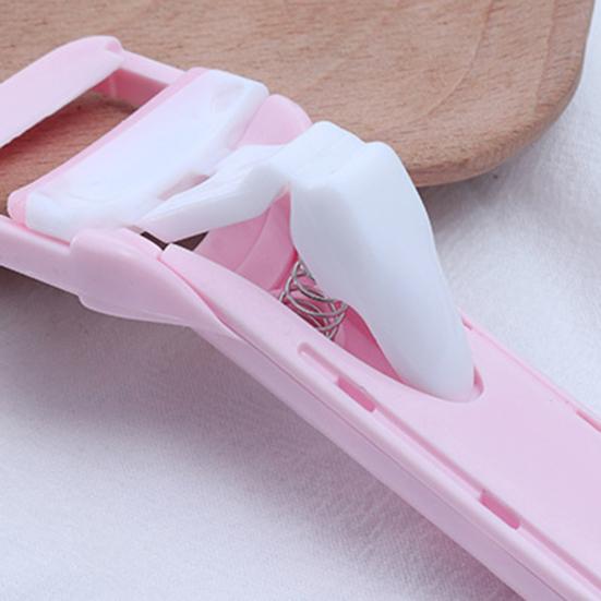Yousheng Eyelash Curler Easy to Use Effortless Bright Color Pressing Mini Eyelash Curler for Home