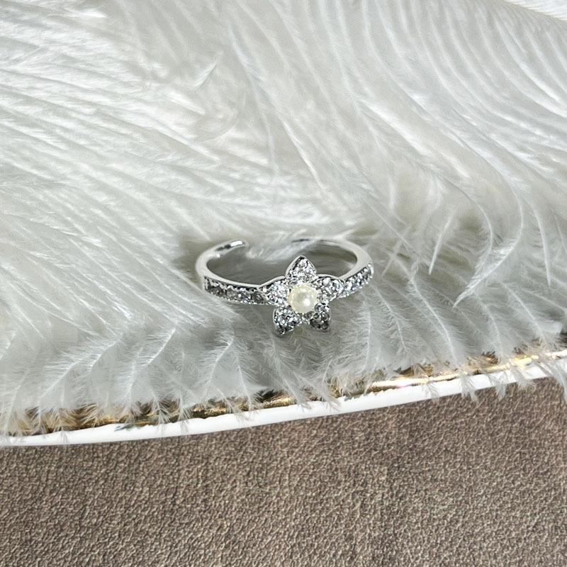 

2026 European and American Hollow Flower Personalized Opening Ring Female Niche Design Sense Exquisite Fashion Sweet Cool Light Luxury Ring Resizable