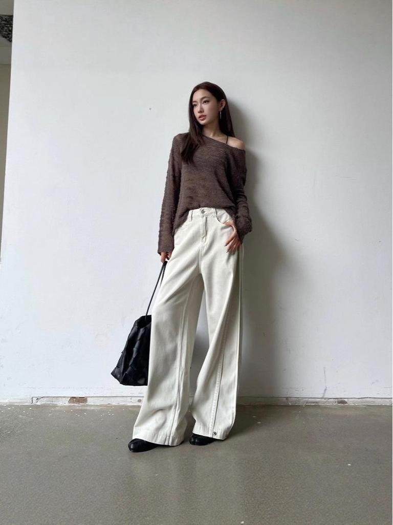 2025 Autumn/Winter Women's Off-White High-Waisted Retro Wide-Leg Jeans: Loose, Slimming, Floor-Length Straight-Leg Trousers.