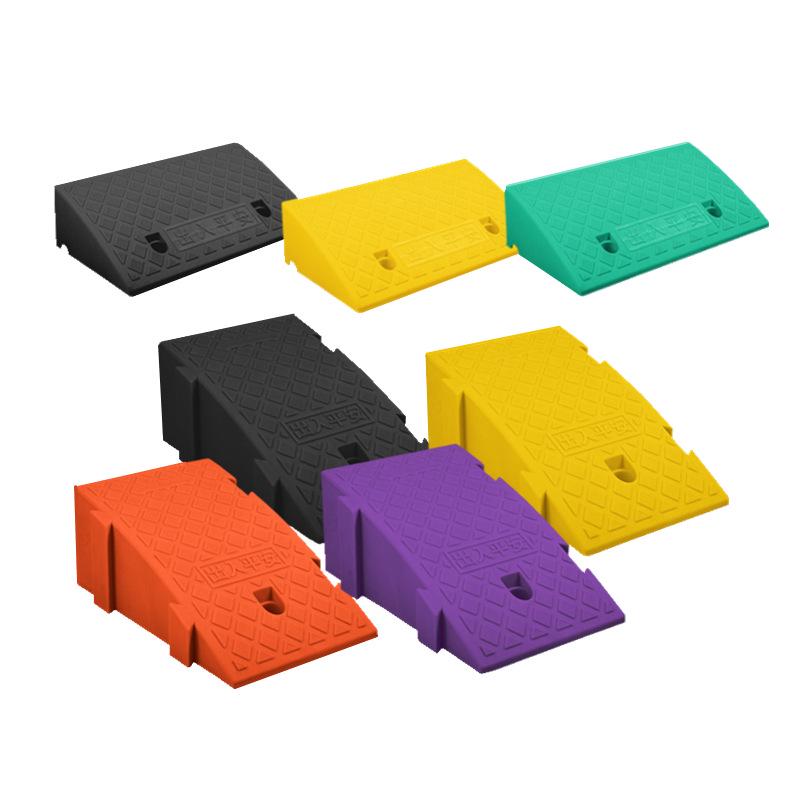 Portable Plastic Triangular Curb Ramp for Cars and Homes