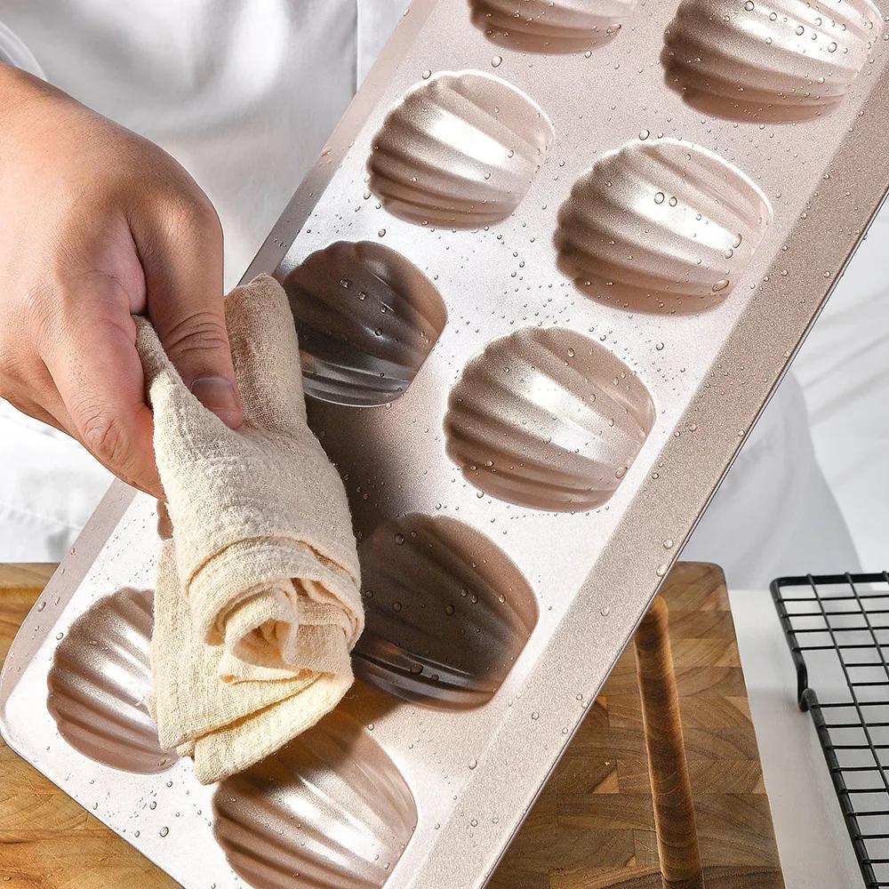 1 Pack 12 Cup Nonstick Madeleine Pan With Oil Brush Heavy Duty Madeleine Molds Shell Shape Mini Cake Tin Baking Tray/Pan