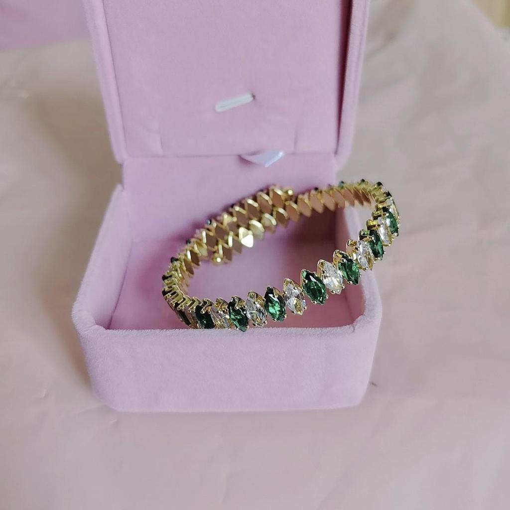 Elegant Zircon Bracelet for Women - Luxurious, Exquisite, Crystal Design Bangle with a Sophisticated Touch.