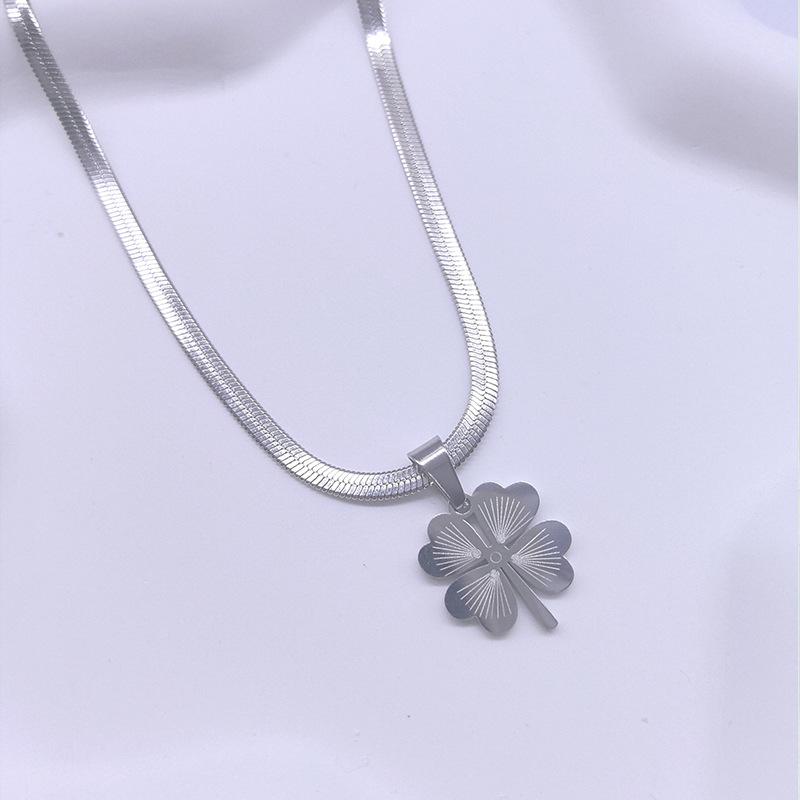 

Новое ожерелье с четырехлистным клевером, женское, легкое, роскошное, для пожилых людей, с цепочкой Lucky Grass Lockbone, подвеской в виде цветка темперамента серебряный