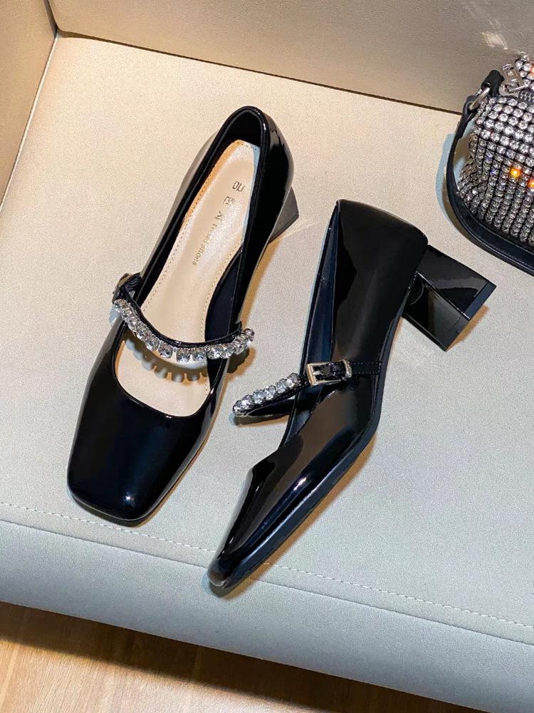 

Rhinestone word with Mary Jane shoes women s square head thick heel Hepburn style high heels silver retro patent leather fashion shoes 35 чёрный