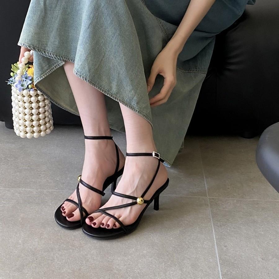 2025 summer thin strap metal decorative open-toed women's shoes fashionable commuting solid color medium heel sandals simple high heels