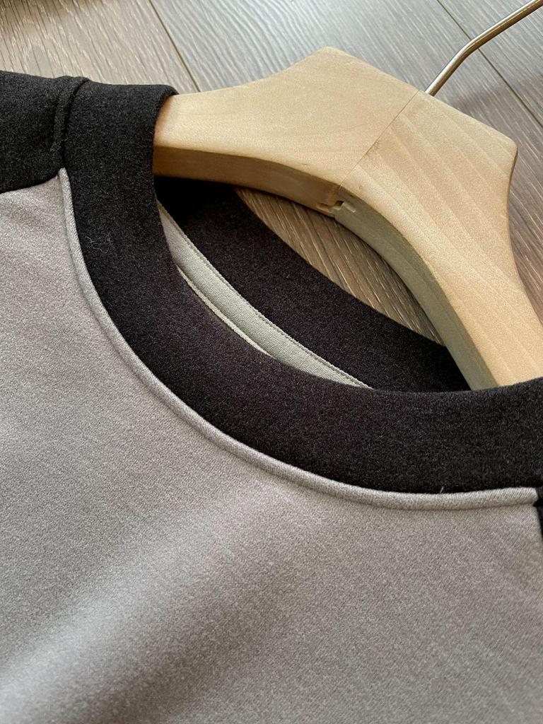 Color-Block Round Neck Long-Sleeved T-Shirt: Unique fabric, soft, durable, and comfortable!